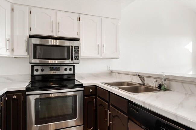 Building Photo - Recently Remodeled Condo with Spectacular Views – Utilities Included & Community Pool