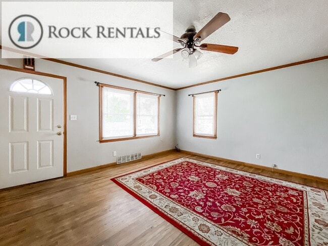 Building Photo - 2 Bed 1 Bath with Detached 2 Car Garage