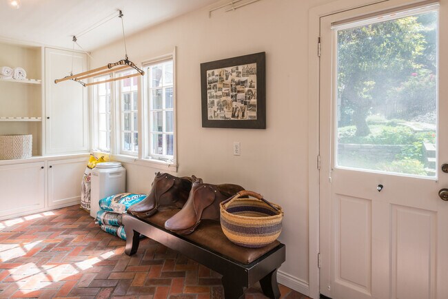 Building Photo - 919 RIVAS CANYON Rd