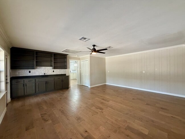 Building Photo - 3401 Oakridge Ln