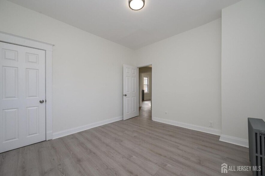 Building Photo - 377 Delavan St