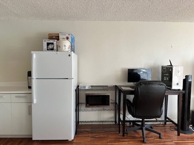 Building Photo - Studio with A/C & full kitchen in Ala Moan...