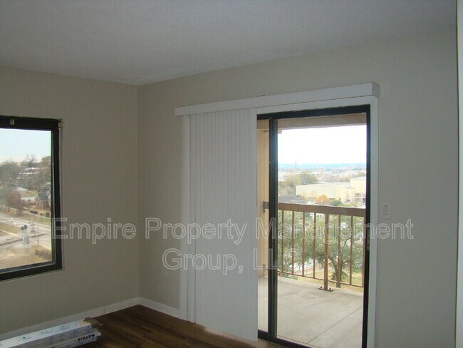 Building Photo - 1600 Park Cir