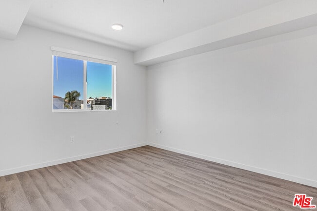 Building Photo - 10824 Blix St