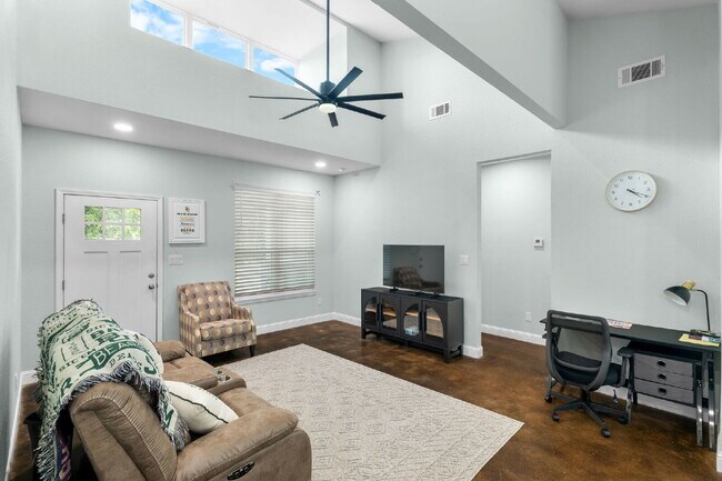 Building Photo - Fully Furnished 2-Bedroom, 2-Bathroom Duplex in Waco