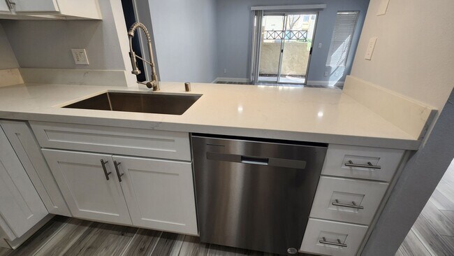 Building Photo - 2047 Lakeridge Cir