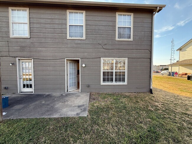 Building Photo - 3 bedroom Two Story Duplex!