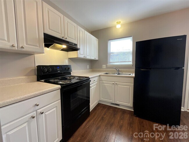 Building Photo - 1520 N Main Ave