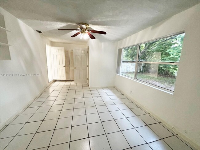 Building Photo - 560 SW 50th Terrace