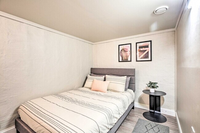 Building Photo - 696 Crescent Blvd