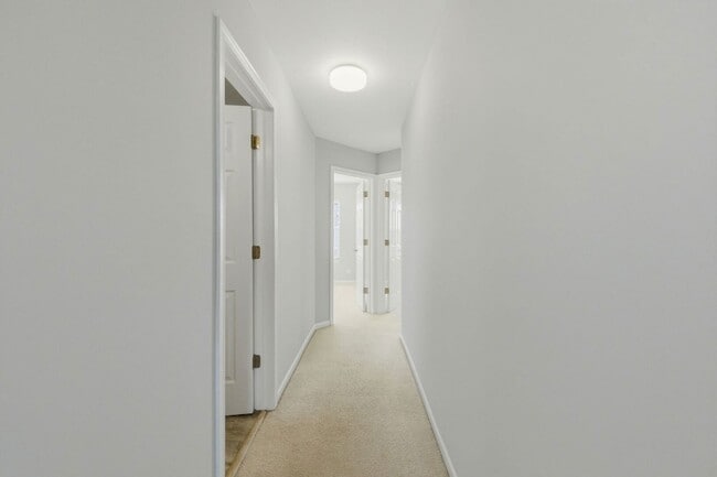 Building Photo - 218 Goldenrod Dr