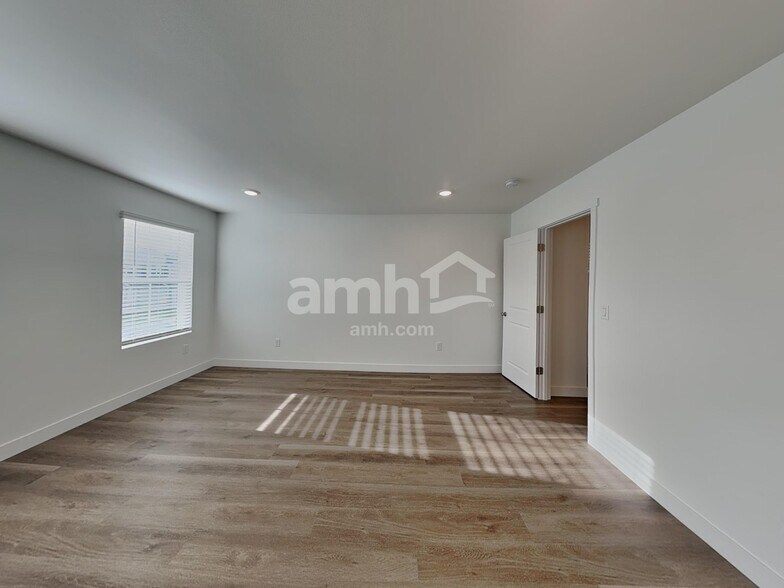 Building Photo - 4855 85th Dr NE