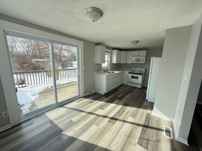 Building Photo - 2026 Renovation – Clean, Updated 2-Bedroom Near Shopping & Highways