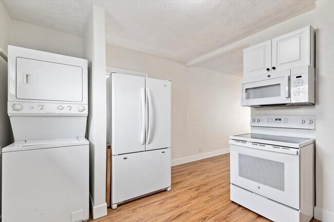 Building Photo - 635 Albion Ave