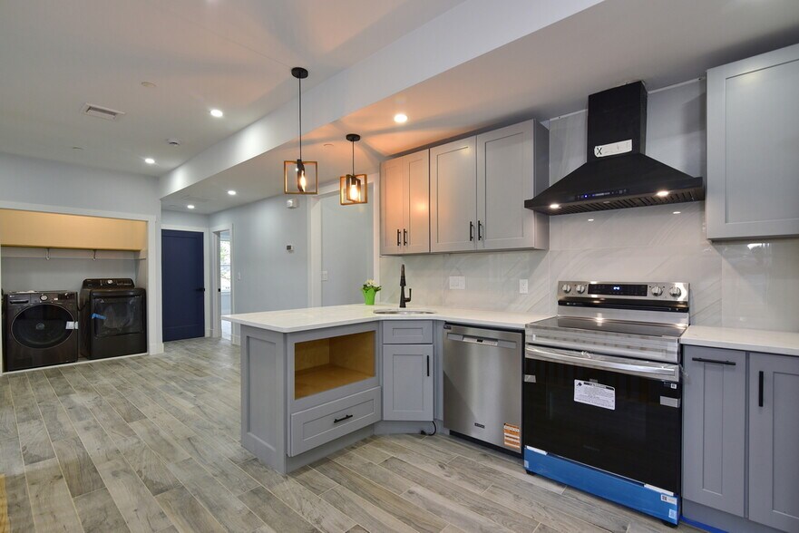 Primary Photo - 116 Evans St