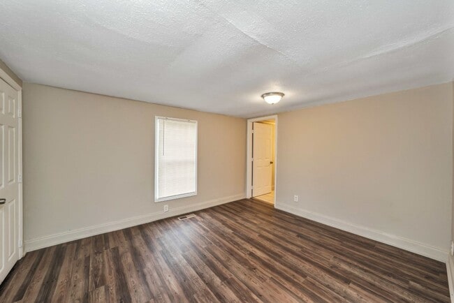 Building Photo - Charming Home with Open Floor Plan & Cover...