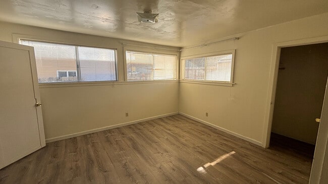 Building Photo - 562 Van Buren St