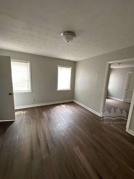 Building Photo - 1240 Robin Hood Ln