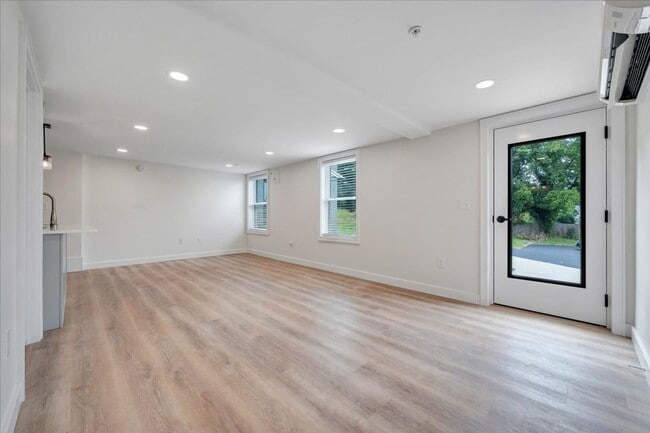 Building Photo - Newly Renovated 1BR & 2BR Apartments in Vinton - Premium Finishes!