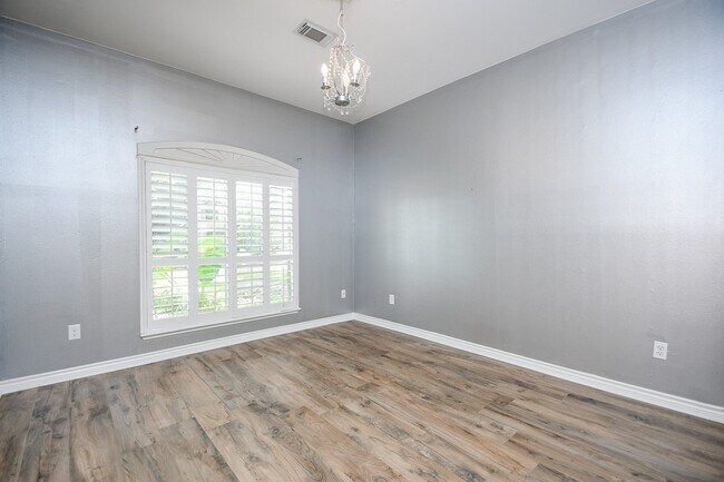 Building Photo - 1711 Earl of Dunmore St