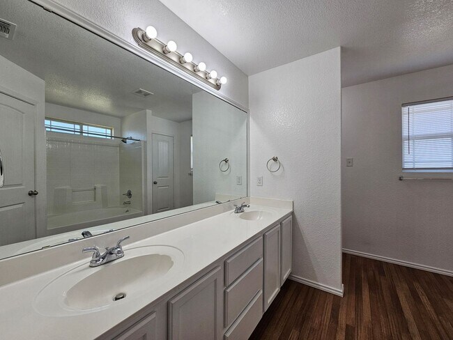 Building Photo - BRAND NEW FLOORING - AVAILABLE & MOVE-IN READY!
