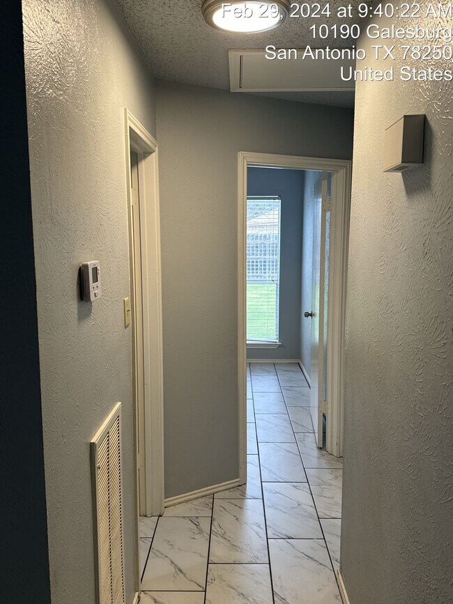 Building Photo - Comfort and Convenience Awaits YOU!