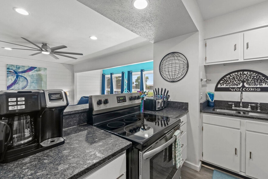Building Photo - 4000 Gulf Terrace Dr