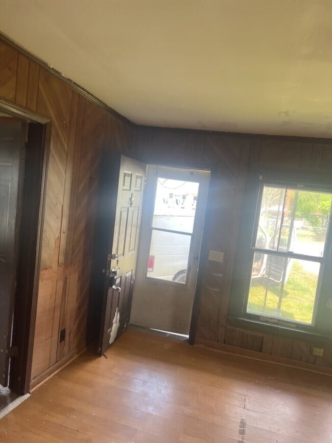 Building Photo - "Charming 2-Bedroom Retreat in Laurens - Perfect Comfort Awaits!"