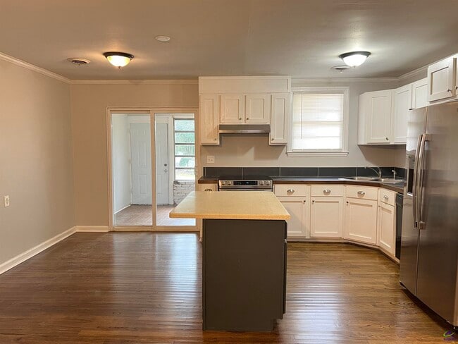 Building Photo - 965 N Pierce Ave