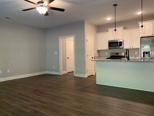 Building Photo - 3 Bedrooms 2.5 Baths  Condo in Downtown Watkinsville!