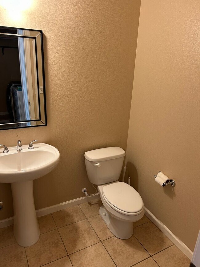 Building Photo - Beautiful 4 Bedroom 3 Bathroom in Quiet Neighborhood with SOLAR