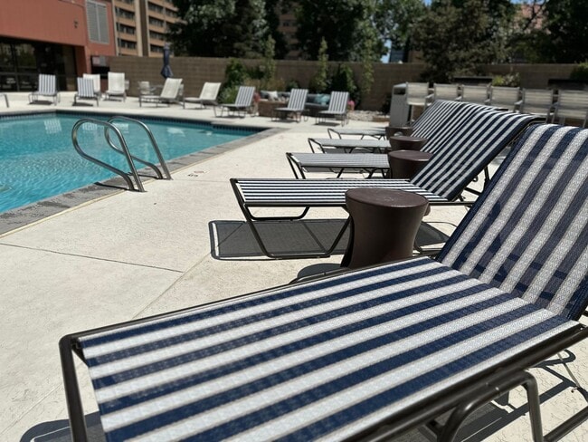 Building Photo - Renovated 1BR High-Rise Condo in Downtown ...