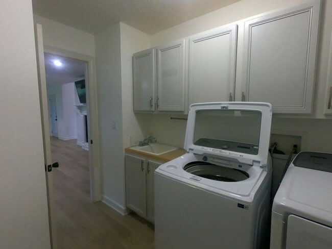 Building Photo - Charming Home in a Prime Columbia Location