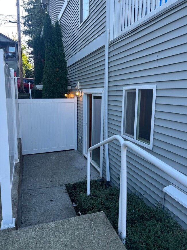 Building Photo - BIGGER and BETTER ONE BEDROOM in Hazelwood - Available June 1st - REMAINDER of JUNE RENT FREE - C...