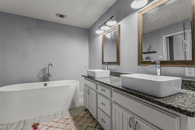 Building Photo - 1531 Pickwick Ln