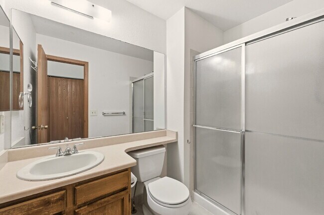 Building Photo - Open Concept Two Bed Two Bath Townhouse!