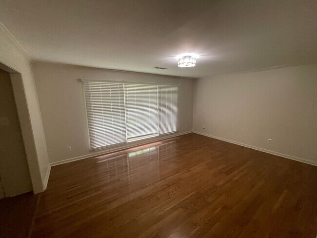 Building Photo - 607 Claymore Dr