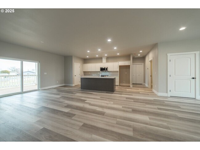 Building Photo - Stunning South Hill Home in Umatilla!!