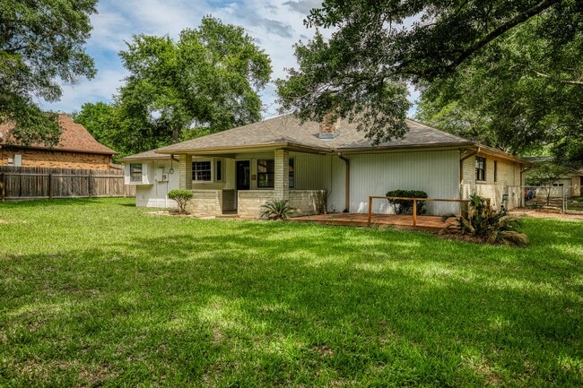 Building Photo - 216 Duerr Dr