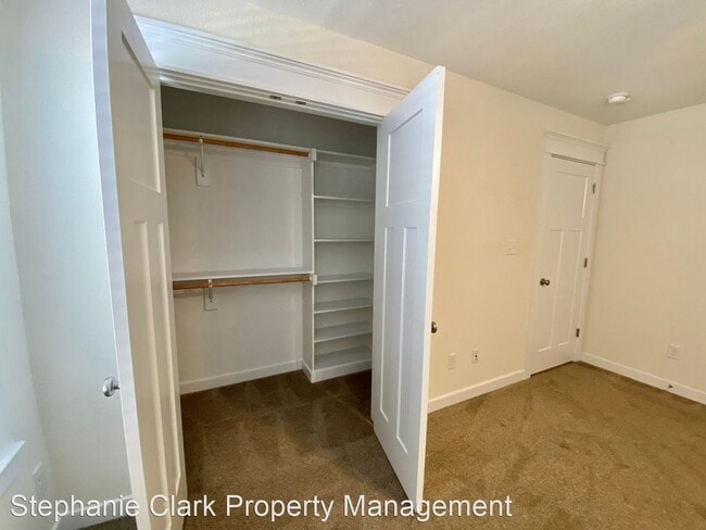 Building Photo - 3 br, 3.5 bath House - 4450 Lookout Road #B