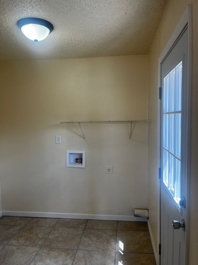 Building Photo - Pre-Leasing- House For Rent In Brush!