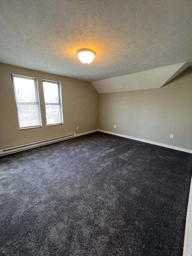 Building Photo - Charming 2 Bedroom Home with Fenced Yard Available for Pre-Lease!