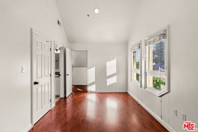 Building Photo - 2667 Menlo Ave