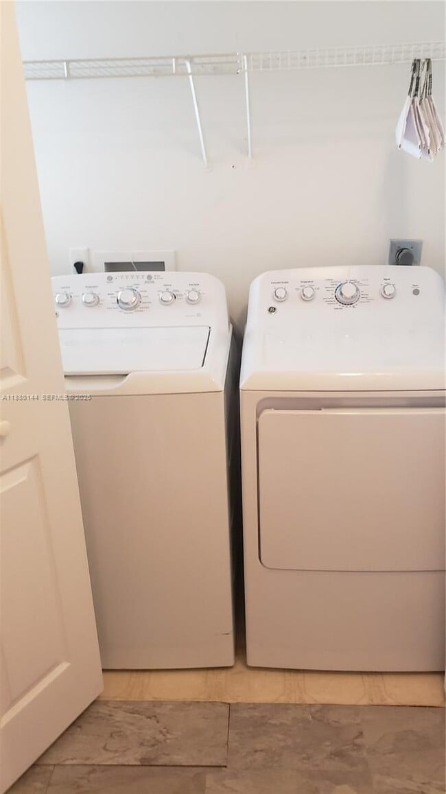 Building Photo - 8330 SE Sweet Bay Ave