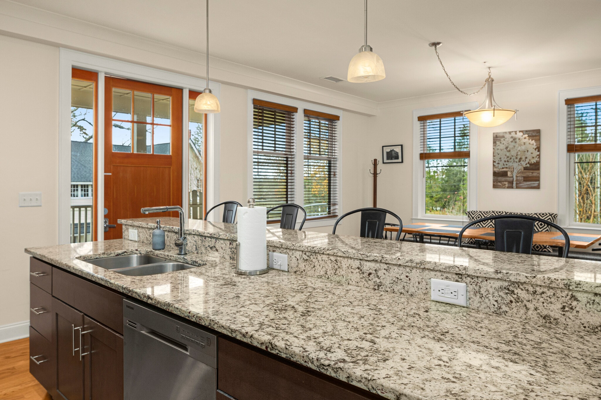 Building Photo - 279 E Chestnut St