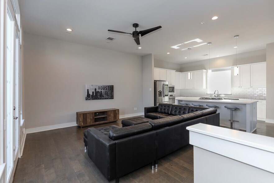 Living Room - 3107 Saint Charles St