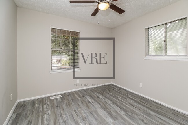 Building Photo - 1490 Sunset Way