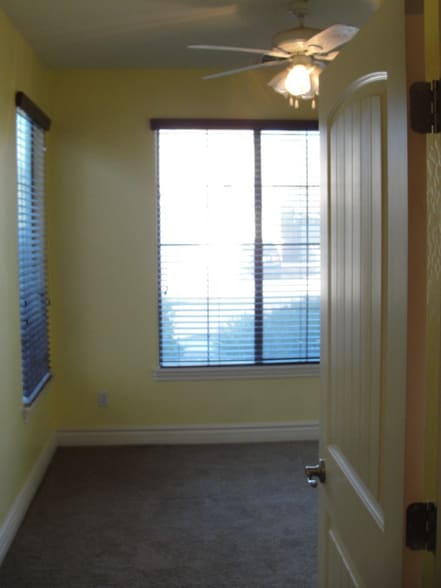 Building Photo - 3329 E Ravenswood Dr