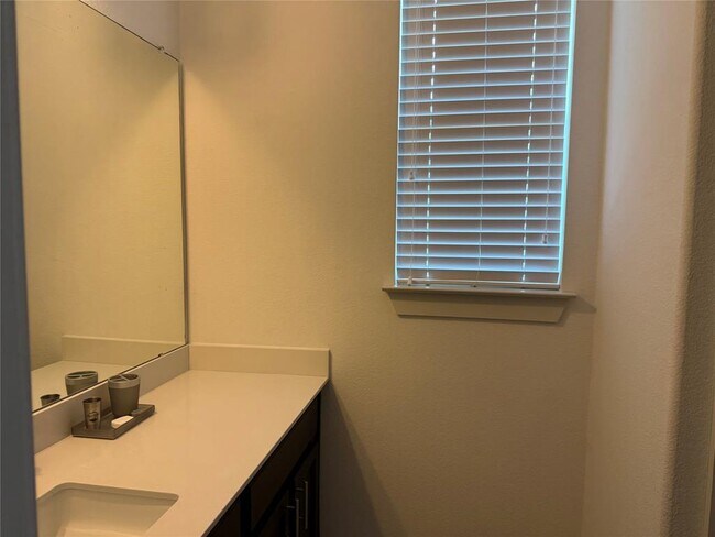 Building Photo - 7206 Tybalt St