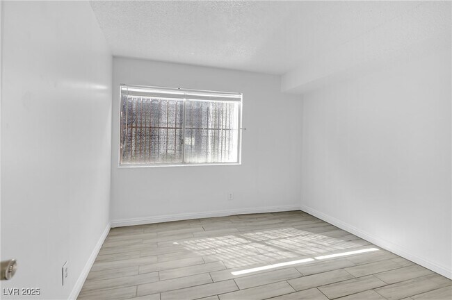 Building Photo - 1405 E Vegas Valley Dr